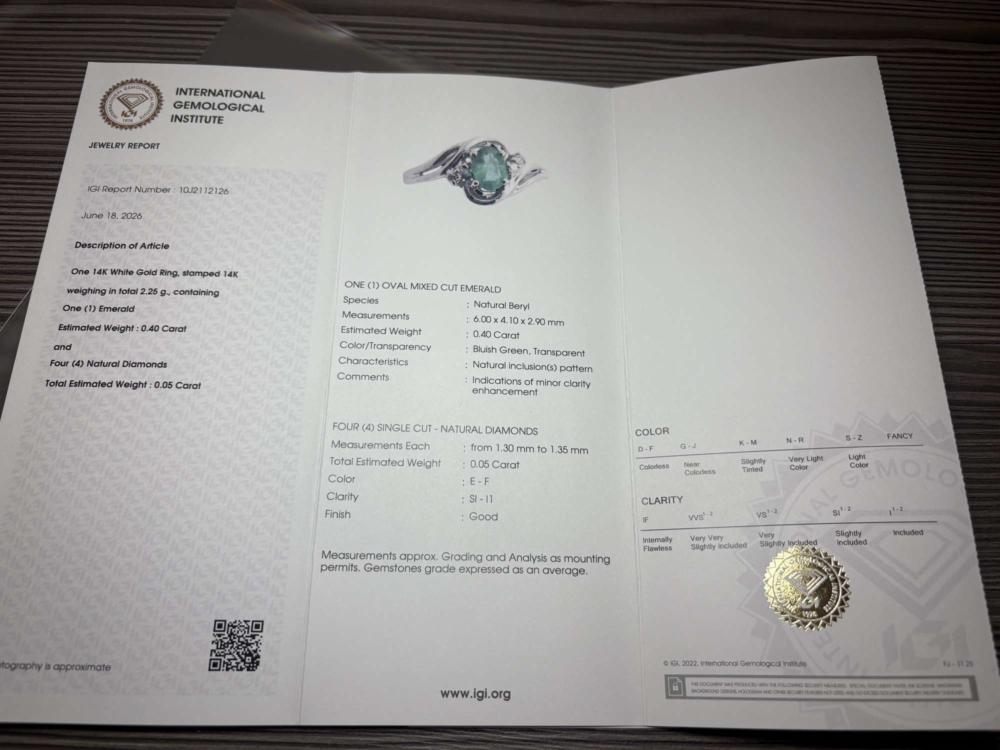 14k prsteň z bieleho zlata so smaragdom a diamantmi