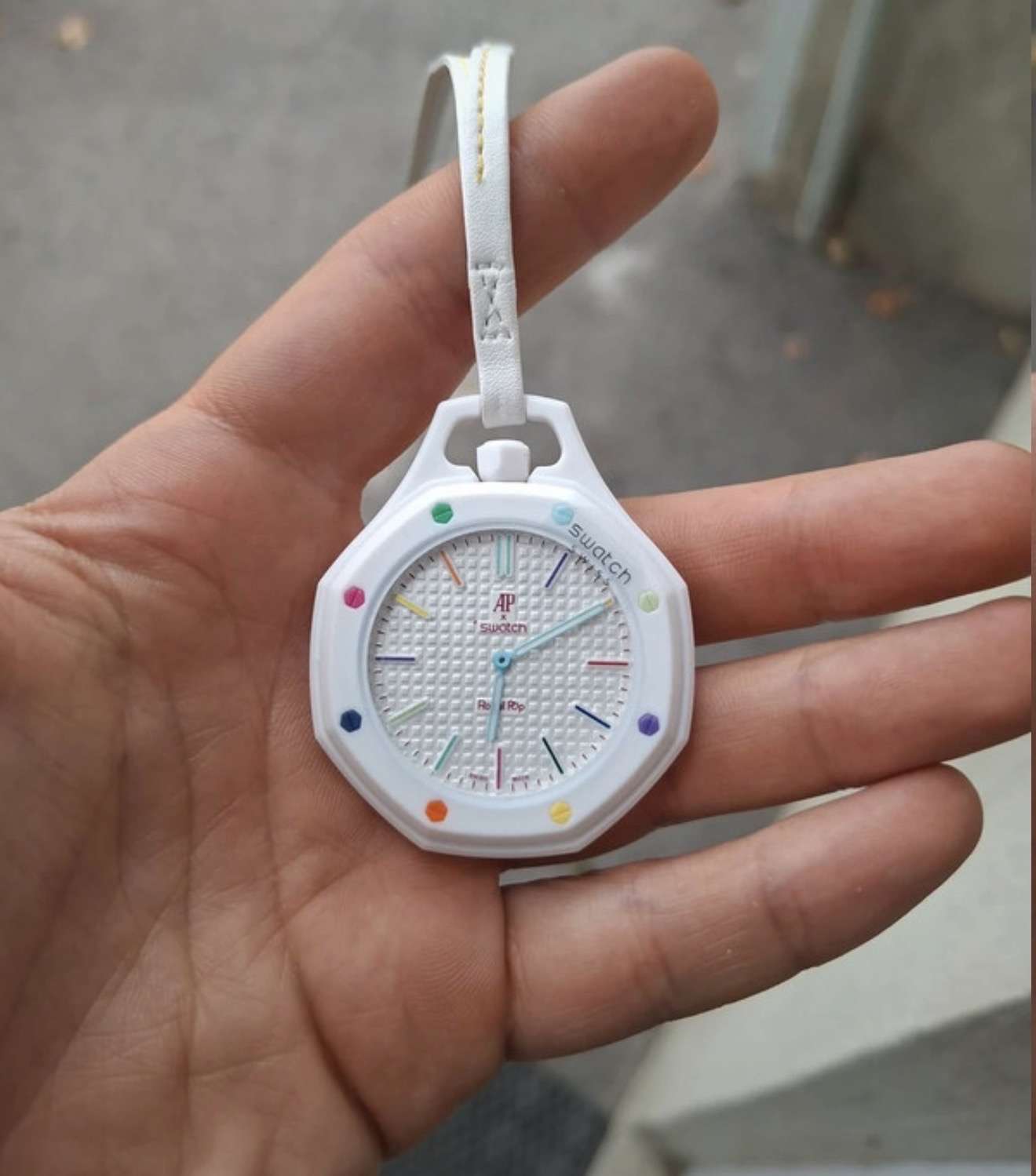 Biele swatch s náramkom