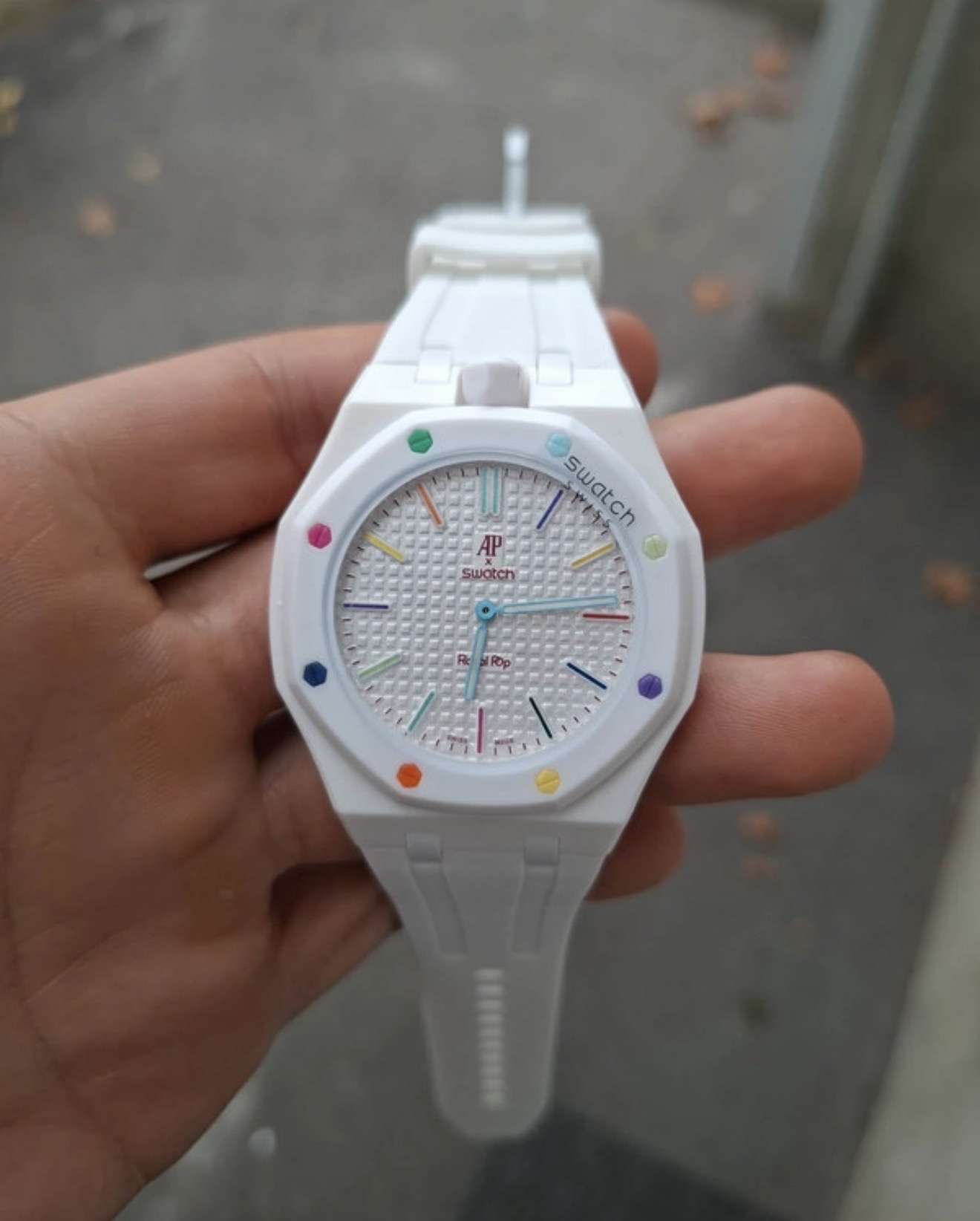 Biele swatch s náramkom