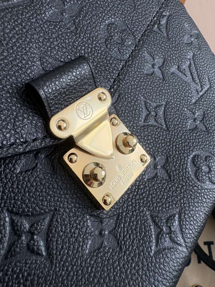 Louis Vuitton Pochette Métis