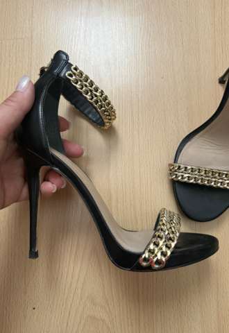 https://vipluxury.sk/Guess sandálky 35