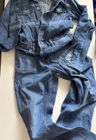 https://vipluxury.sk/Rifľový overal redbul Pepe jeans s