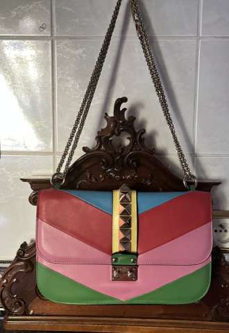 https://vipluxury.sk/Valentino