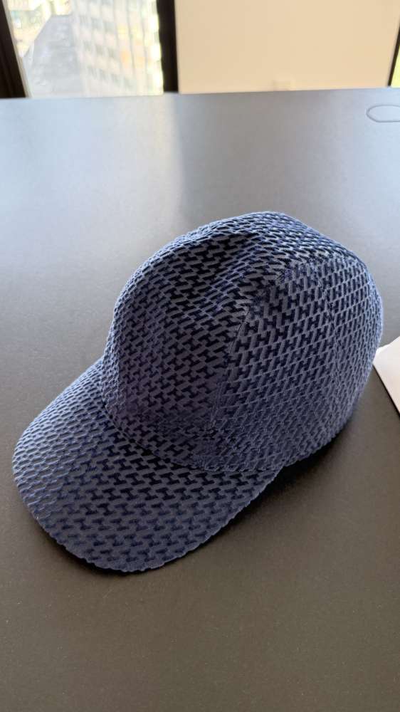 Hermès Cap Davis Velvet námornícka modrá s vzorom „H“