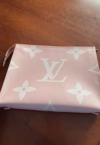 https://vipluxury.sk/Louis Vuitton toiletka 26