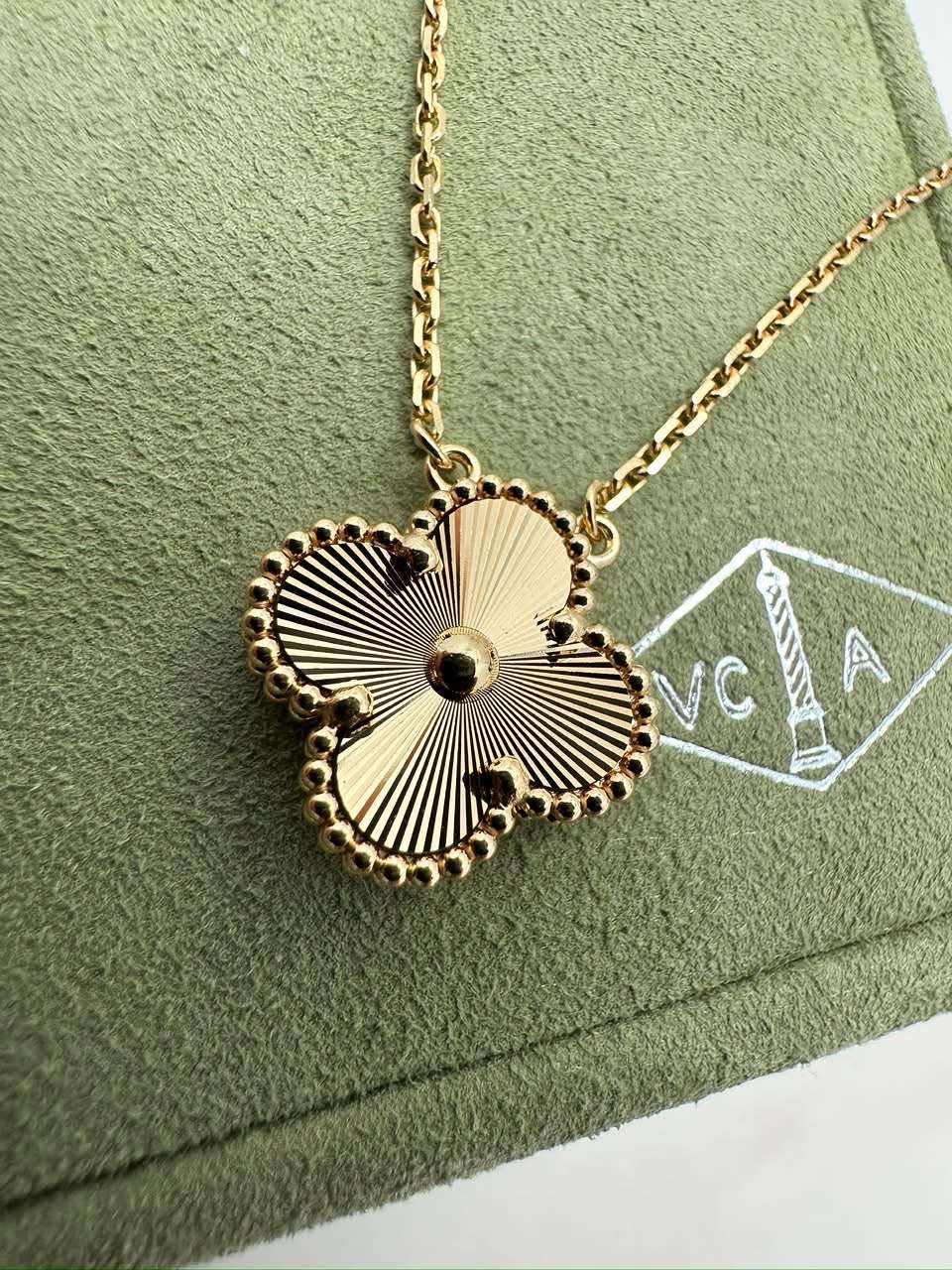 Van Cleef & Arpels Nahrdelnik