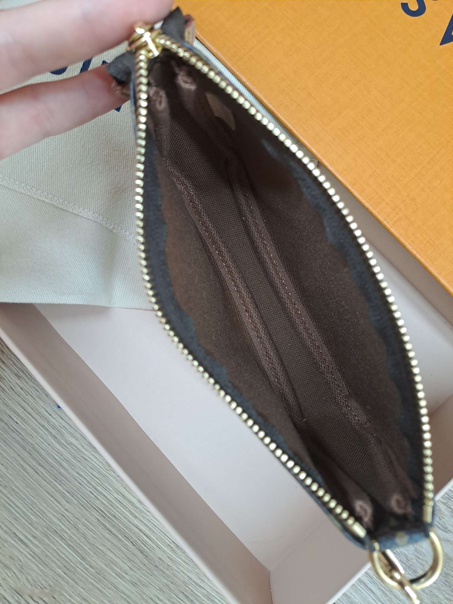 LV mini pochette