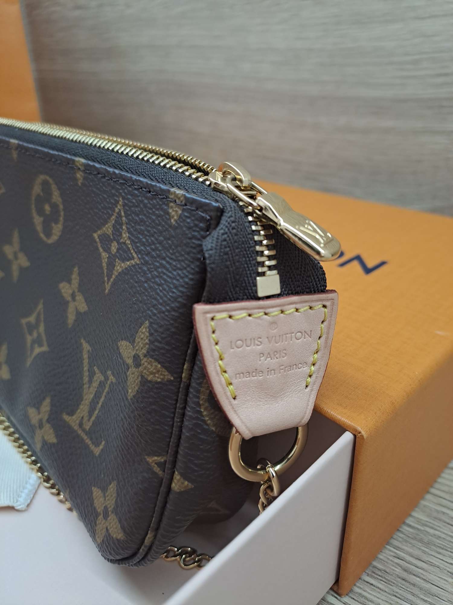 LV mini pochette