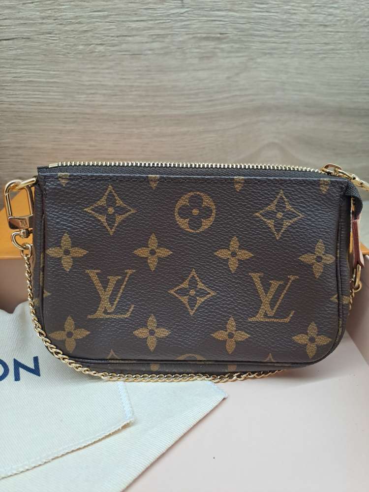 LV mini pochette