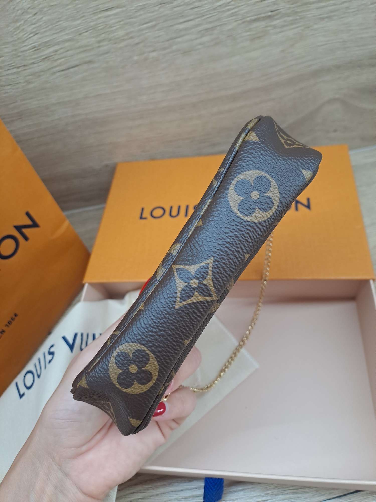 LV mini pochette