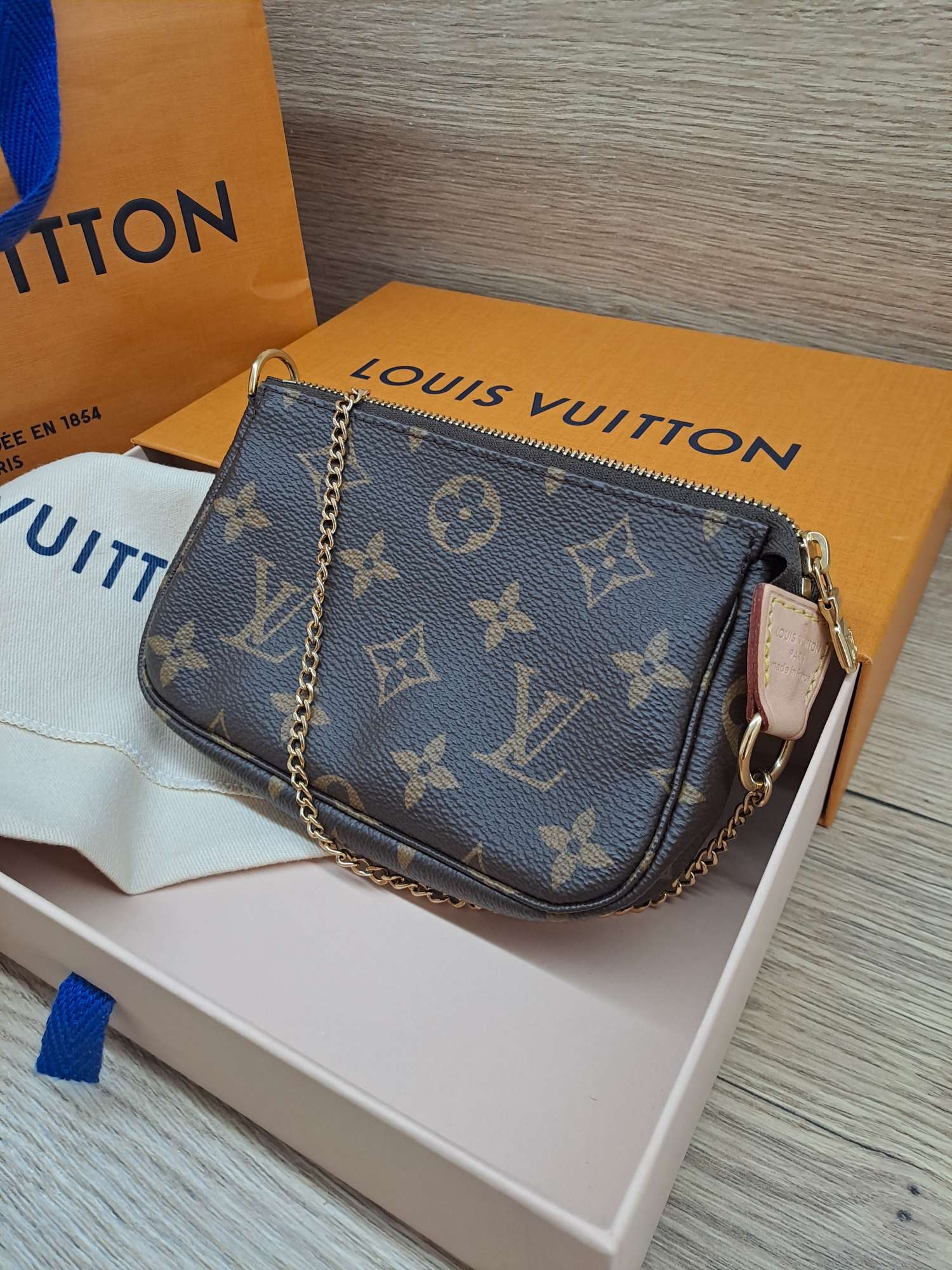 LV mini pochette