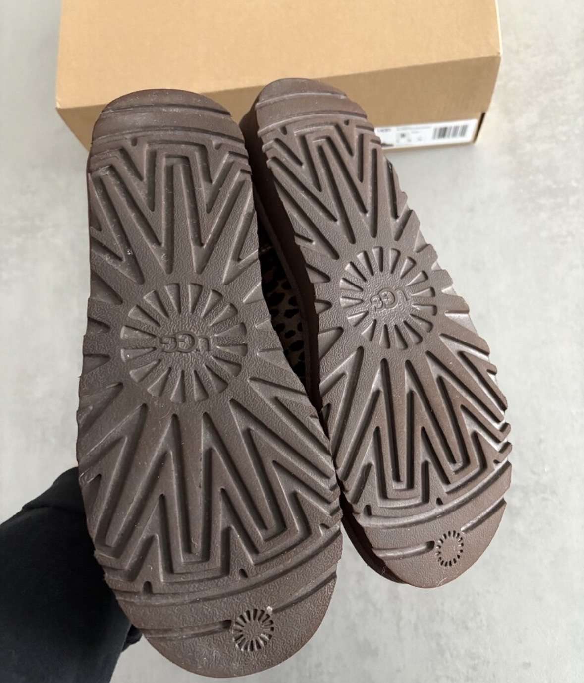 Ugg classic ultra mini caspian, so srsťou , pc 200€