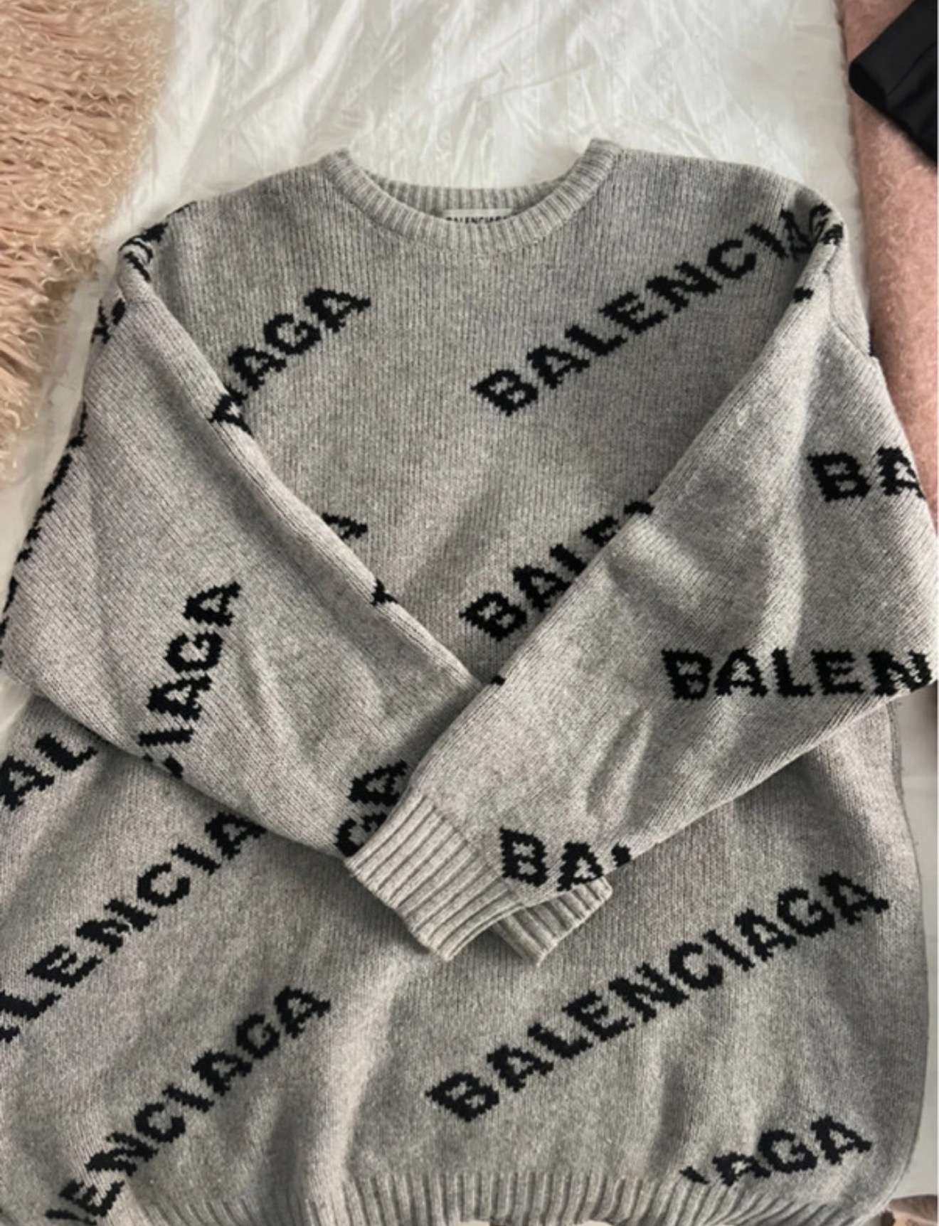 Balenciaga sveter