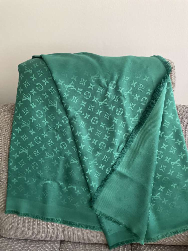 Šál Louis Vuitton.