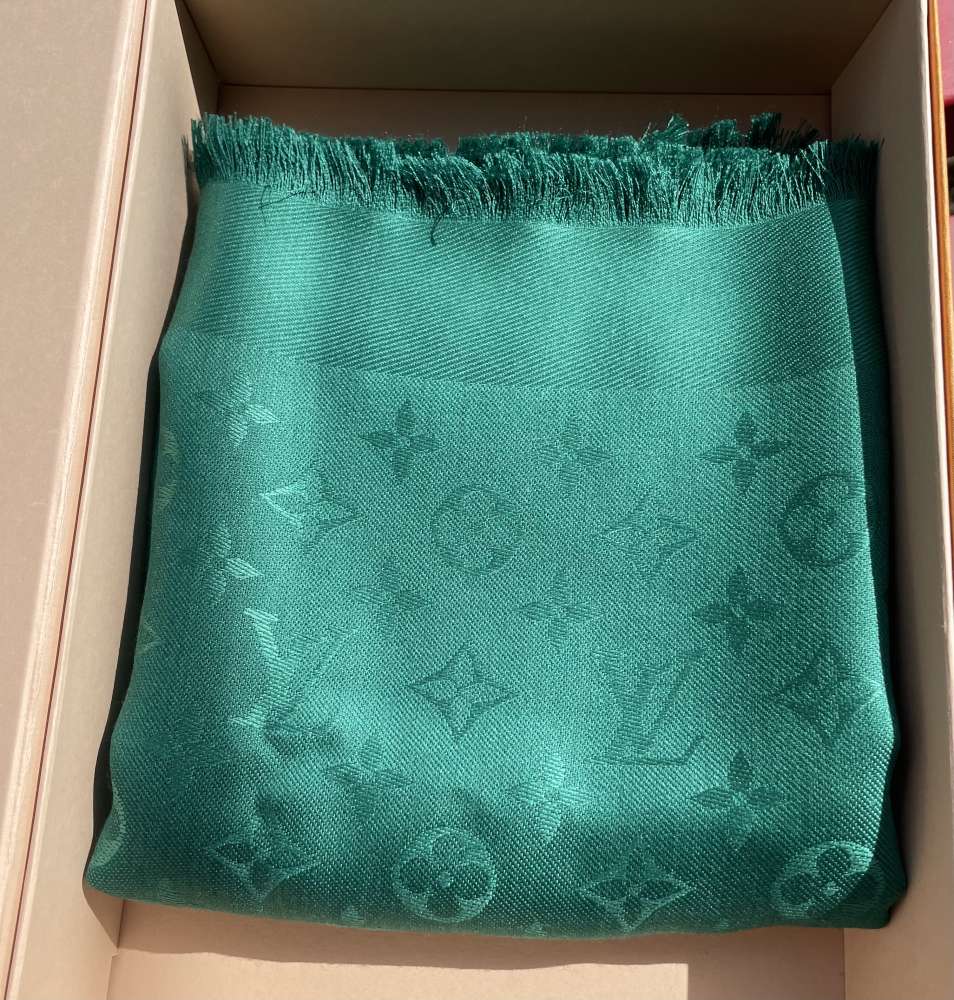 Šál Louis Vuitton.