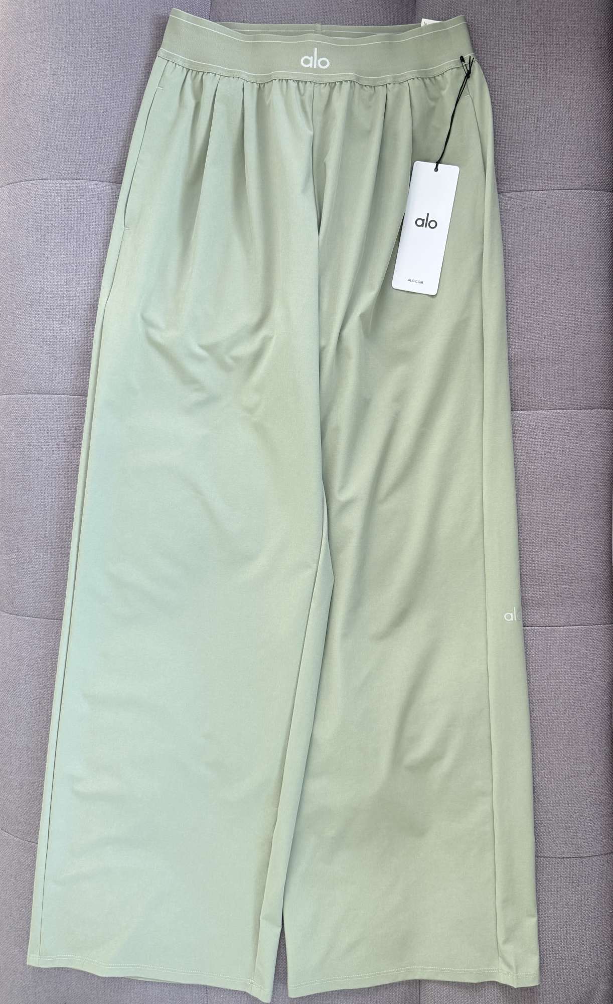 Nohavice Alo Yoga Suit Up v limitovanej farbe Dune Grass