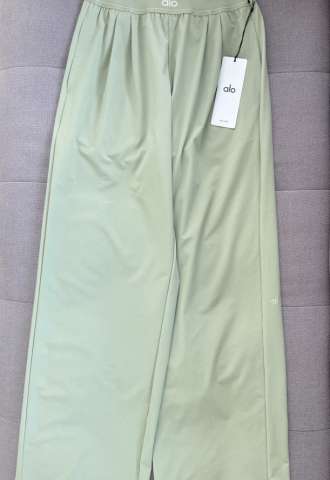 https://vipluxury.sk/Nohavice Alo Yoga Suit Up v limitovanej farbe Dune Grass