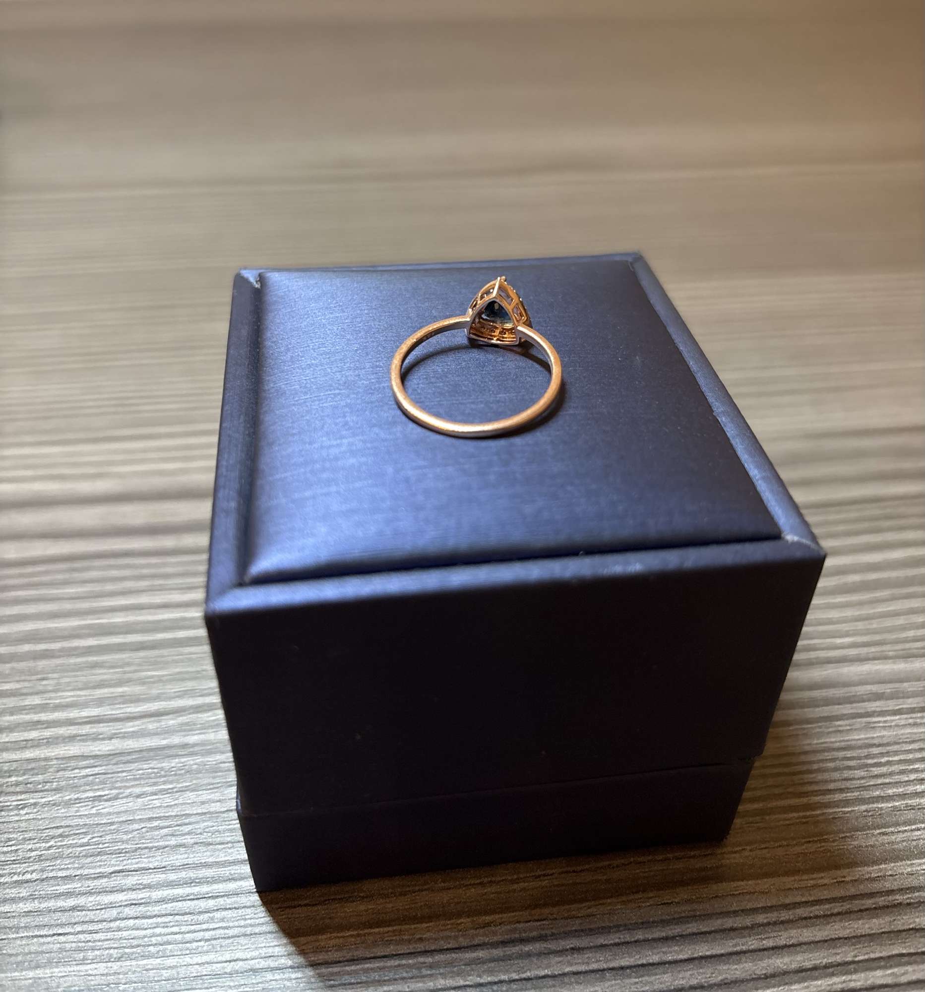 Prsteň 14K RUŽOVÉ ZLATO, PRÍRODNÝ ZAFÍR A DIAMANTY