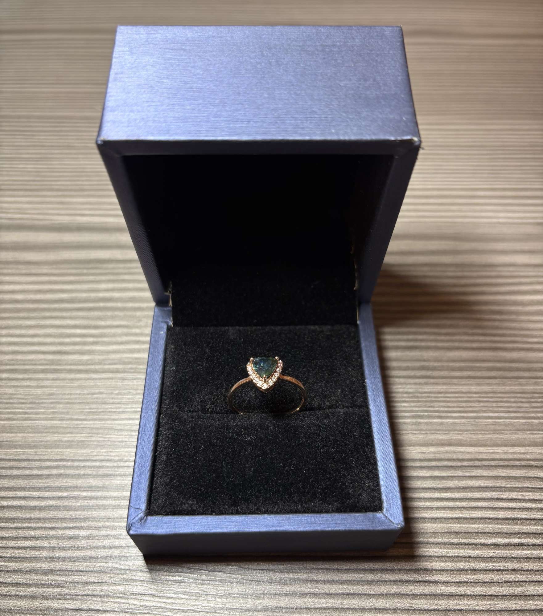 Prsteň 14K RUŽOVÉ ZLATO, PRÍRODNÝ ZAFÍR A DIAMANTY