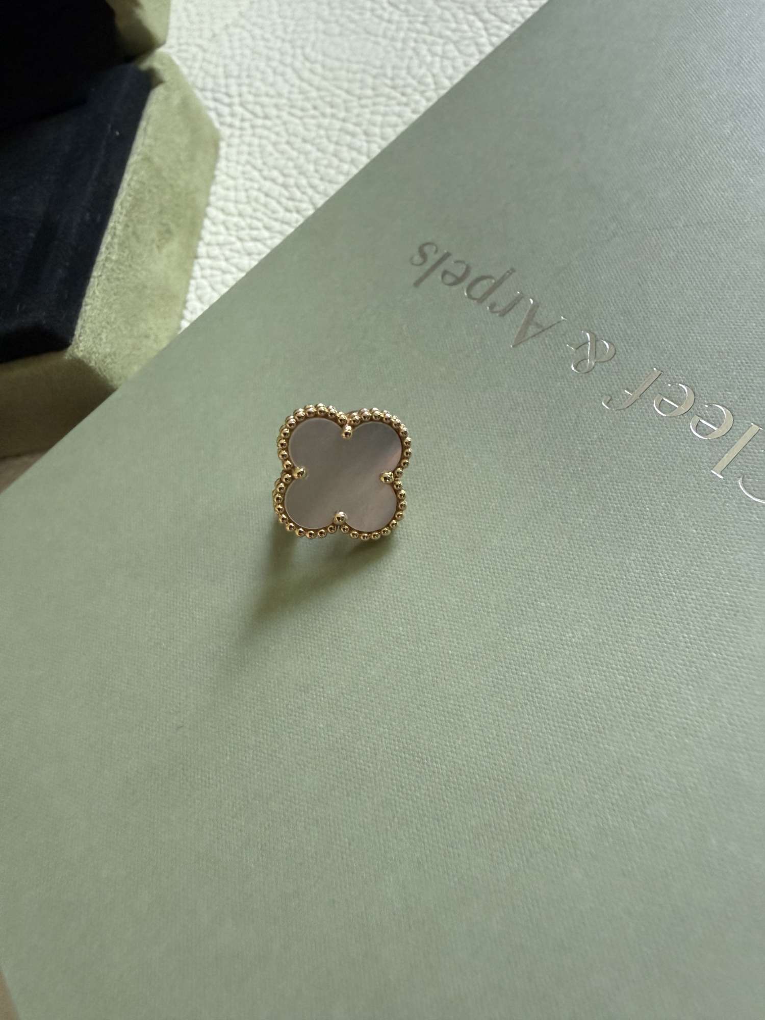 Náušnice Van Cleef&Arpels Magic Alhambra z perlete
