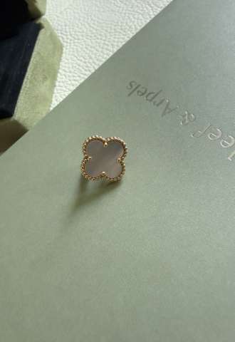 https://vipluxury.sk/Náušnice Van Cleef&Arpels Magic Alhambra z perlete