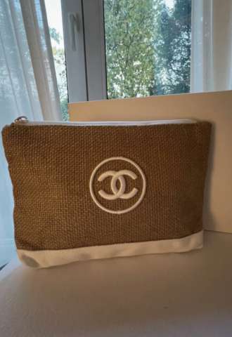 https://vipluxury.sk/Chanel beauty clutch