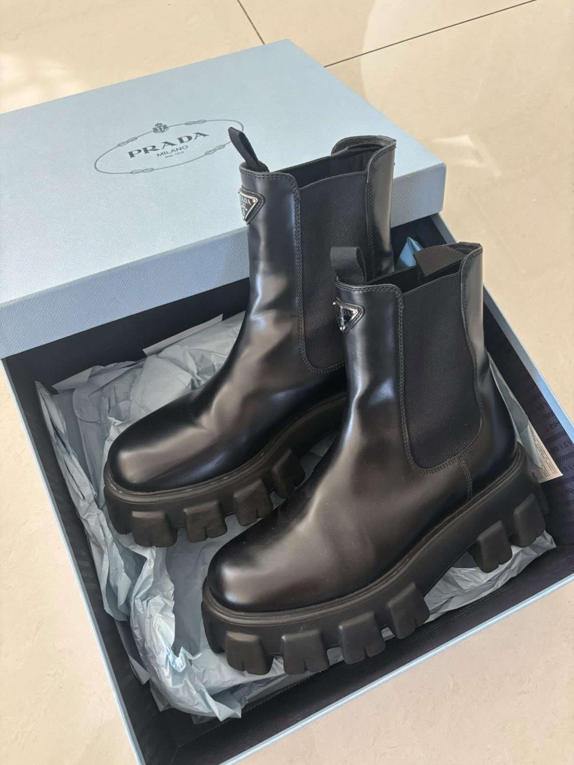 Členkové monolitové čižmy Prada 40