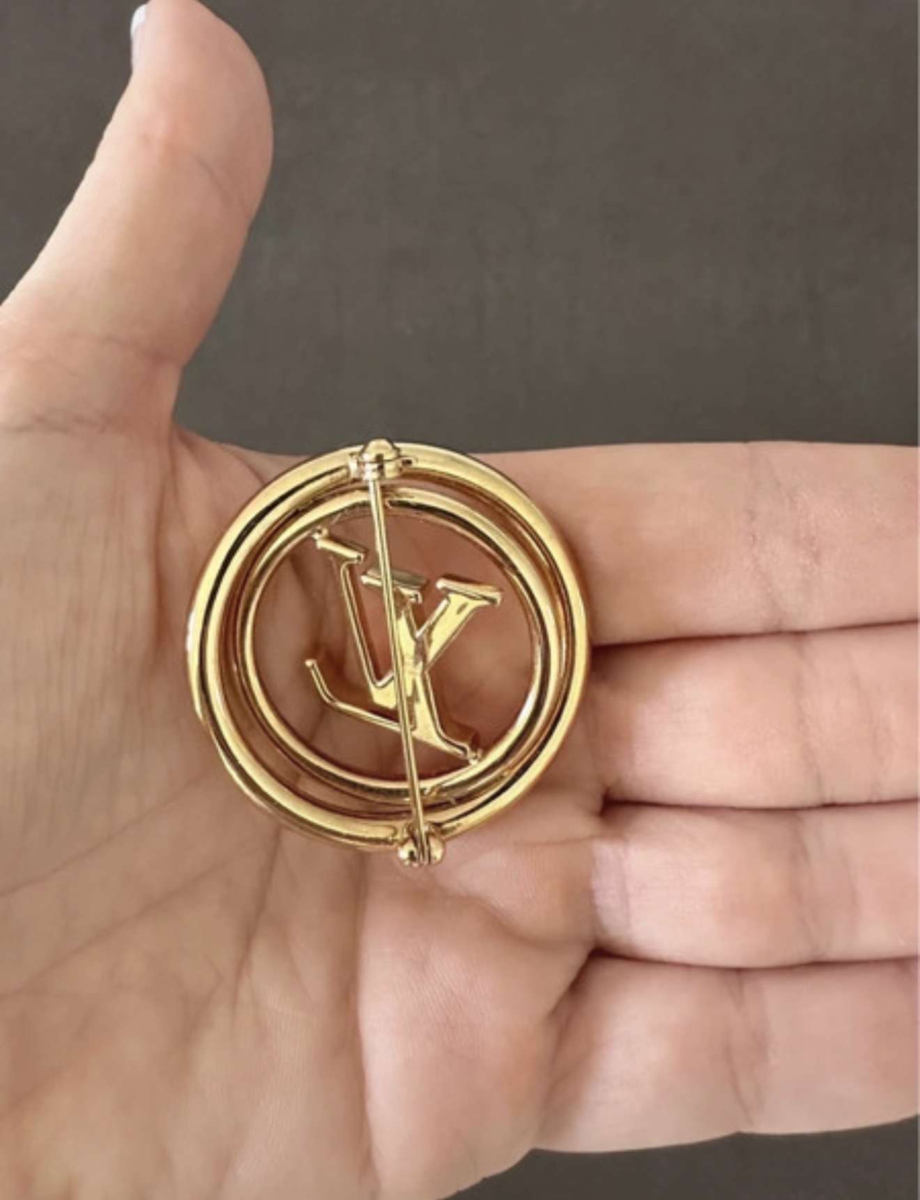 Louis Vuitton brošňa
