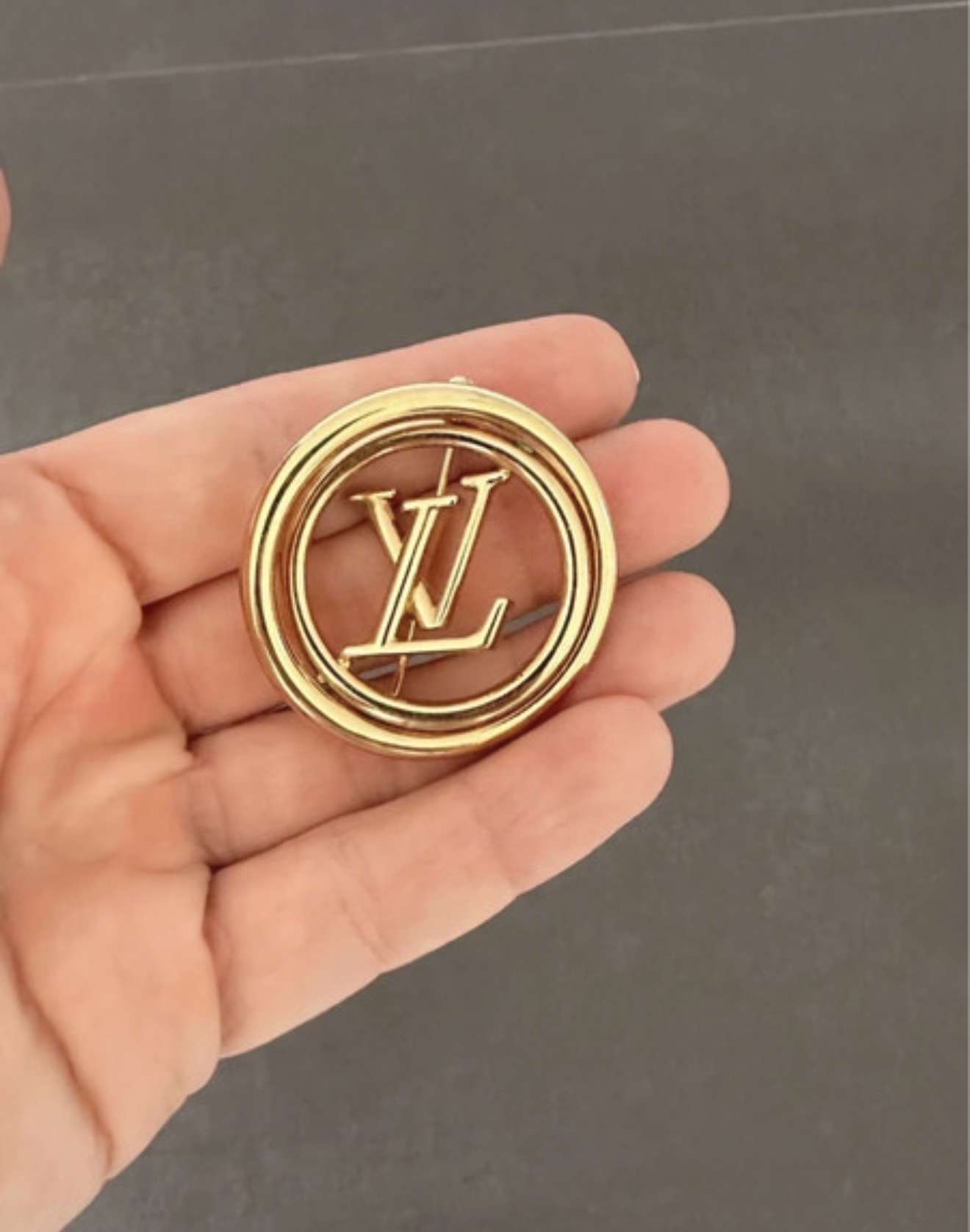 Louis Vuitton brošňa
