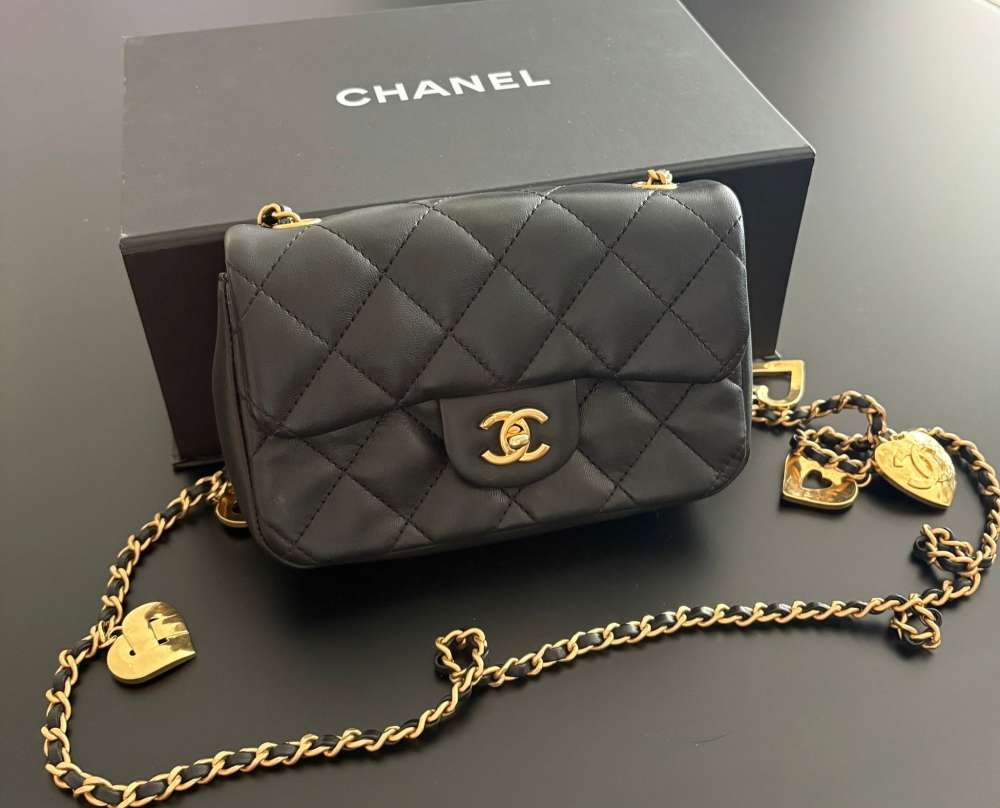 Mini šaty z jahňacej kože Chanel