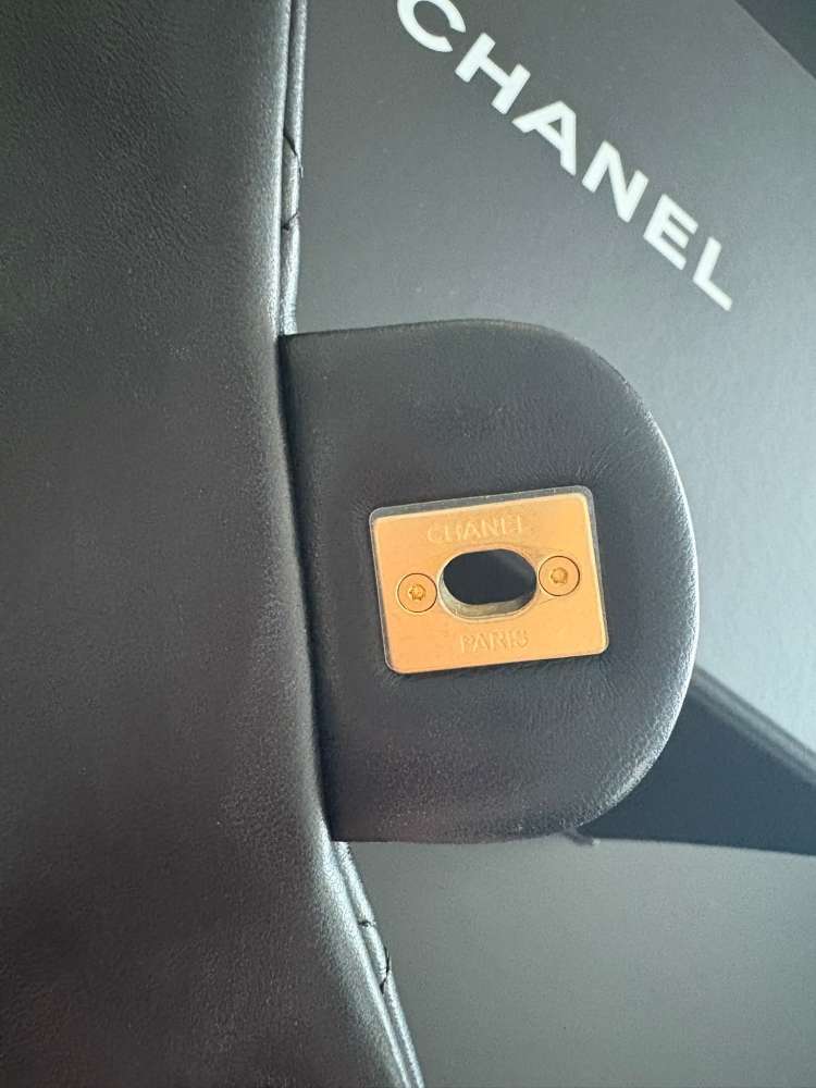 Mini šaty z jahňacej kože Chanel
