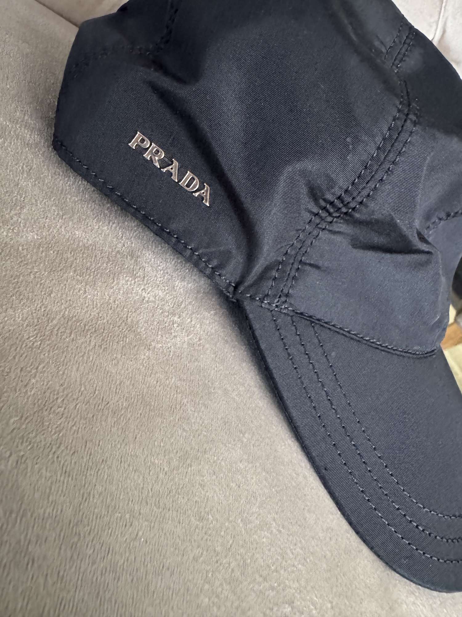 Prada kšiltovka