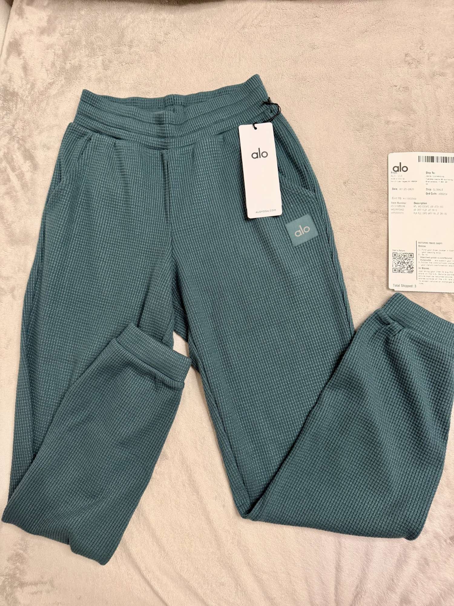 Alo Yoga weekend jogger tepláky - winter ivy farba