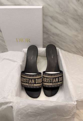 https://vipluxury.sk/Dior pantofle