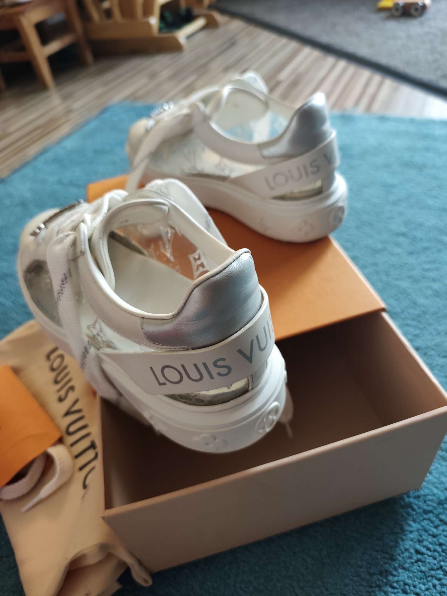 Louis Vuitton Time Out transparent