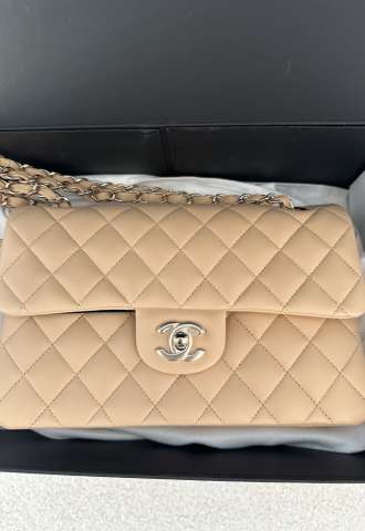 https://vipluxury.sk/Klasická malá jahňacia koža Chanel