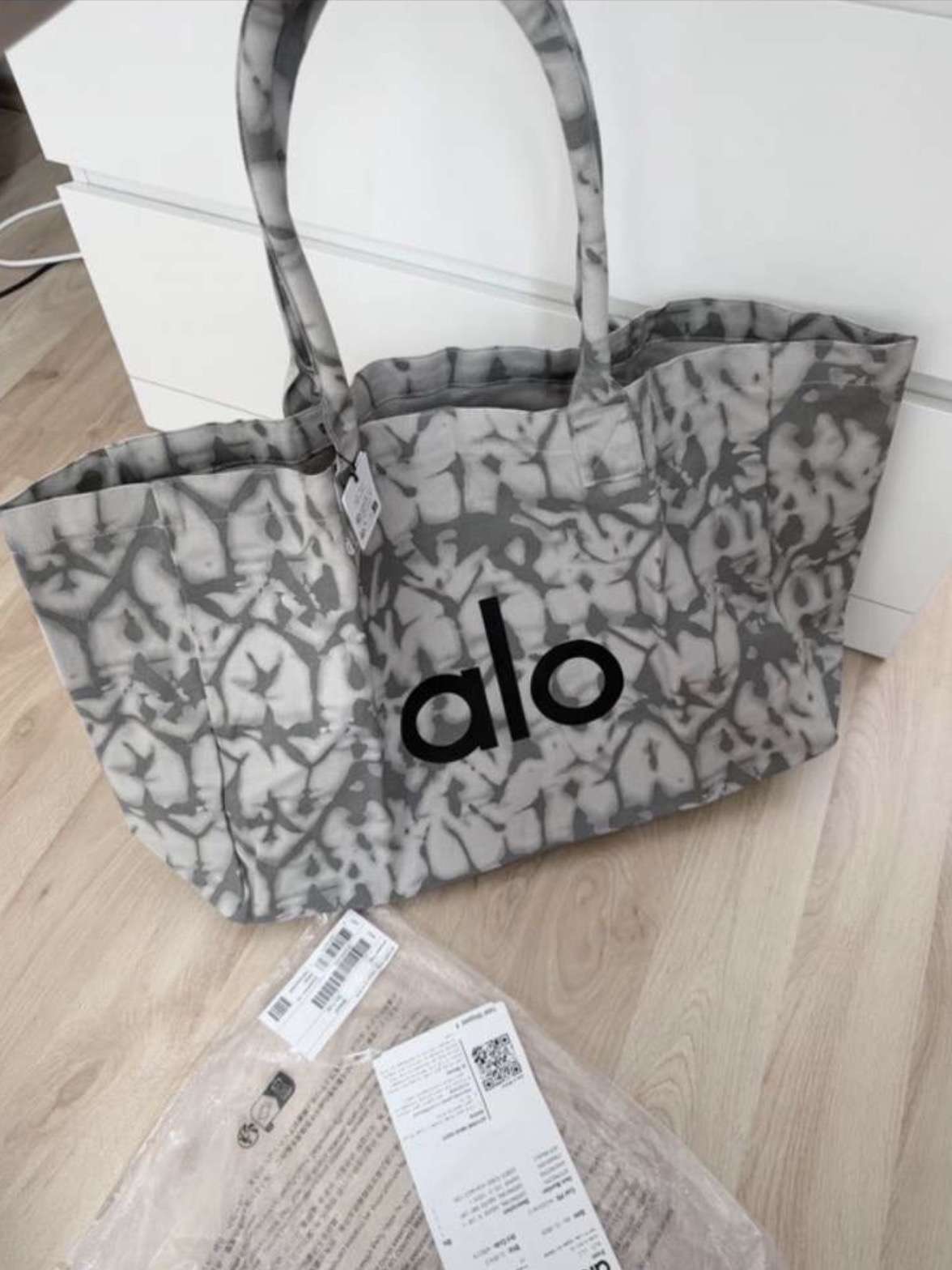 ALO Yoga Iconic tote shopper bag