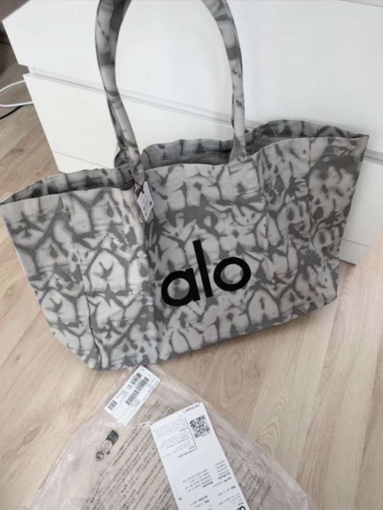 ALO Yoga Iconic tote shopper bag
