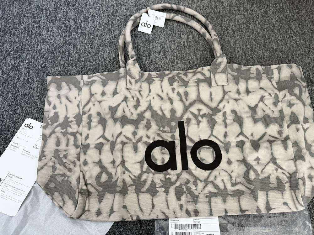 ALO Yoga Iconic tote shopper bag