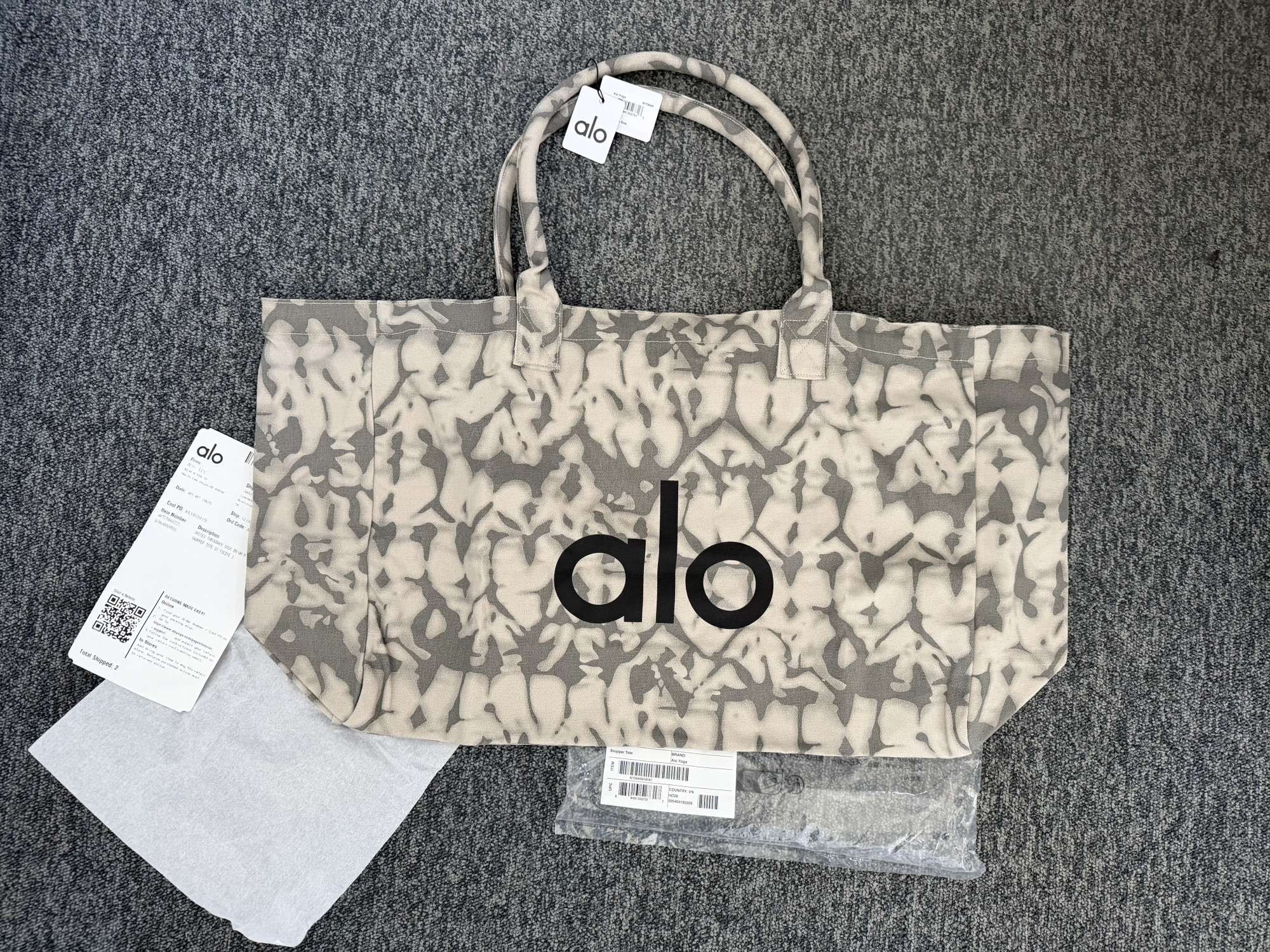 ALO Yoga Iconic tote shopper bag