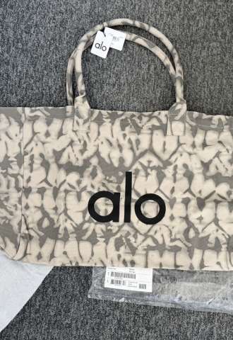 https://vipluxury.sk/ALO Yoga Iconic tote shopper bag