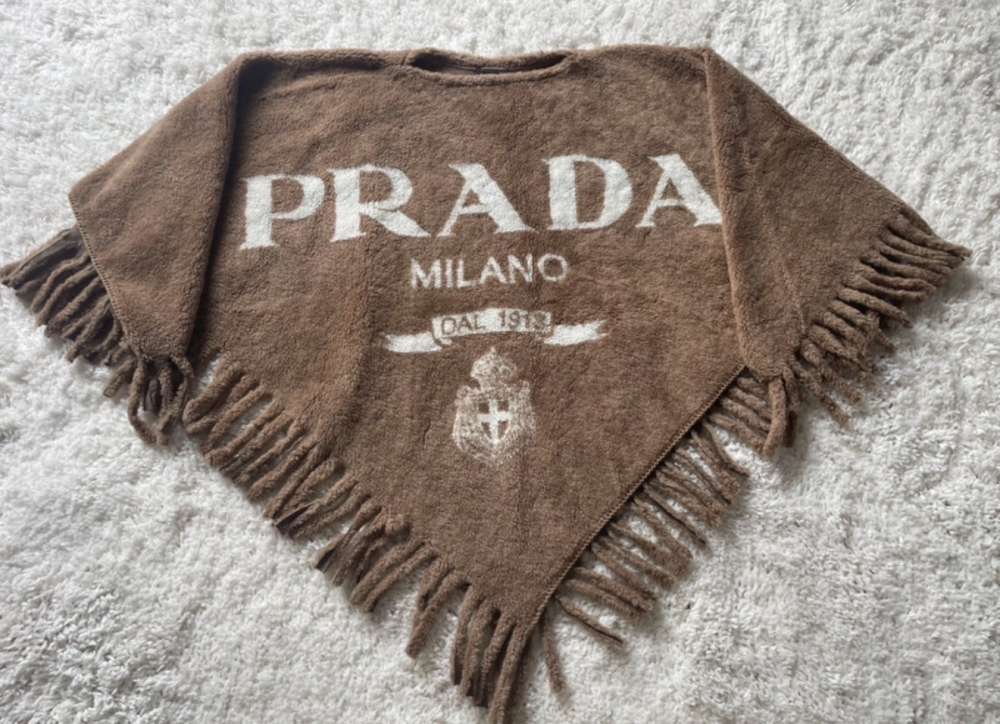 Prada pončo