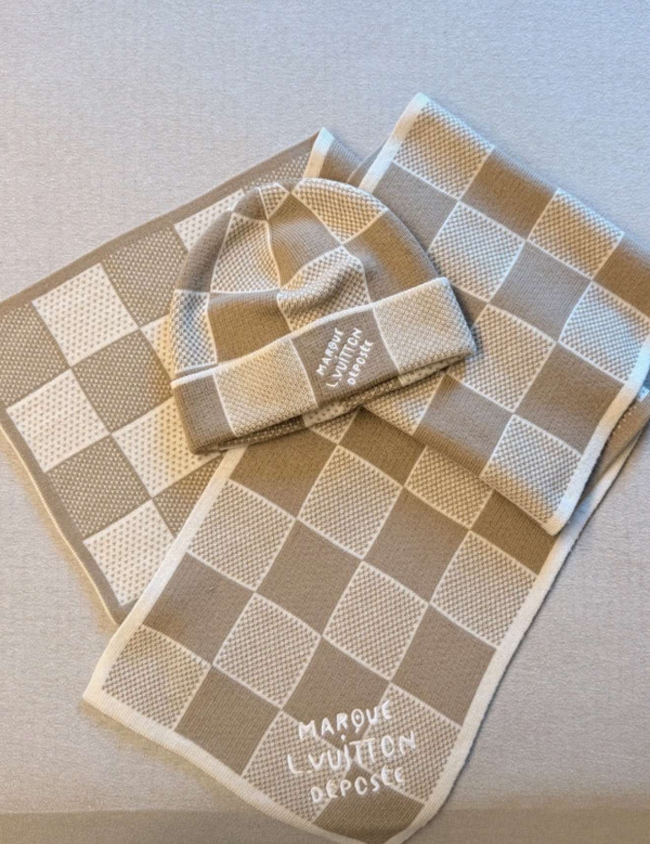 Louis Vuitton čiapka a šál