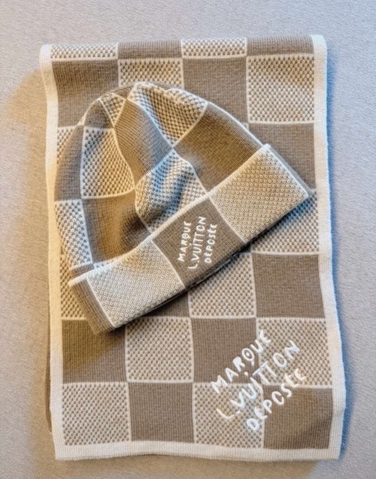 Louis Vuitton čiapka a šál