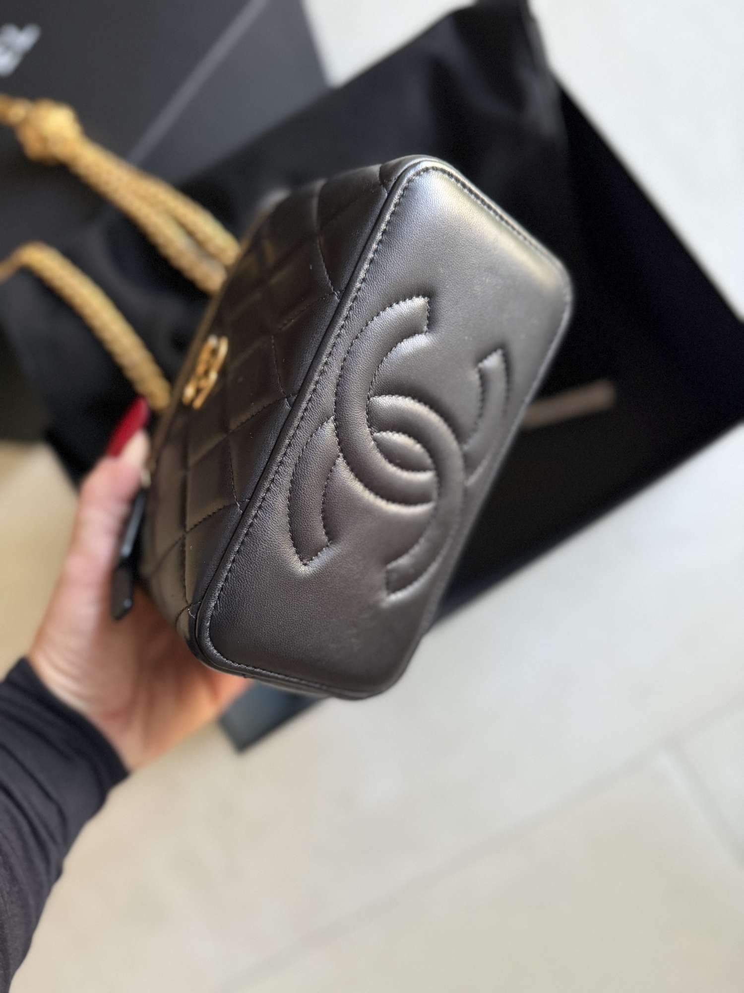 Retiazka na toaletný stolík Chanel Camelie