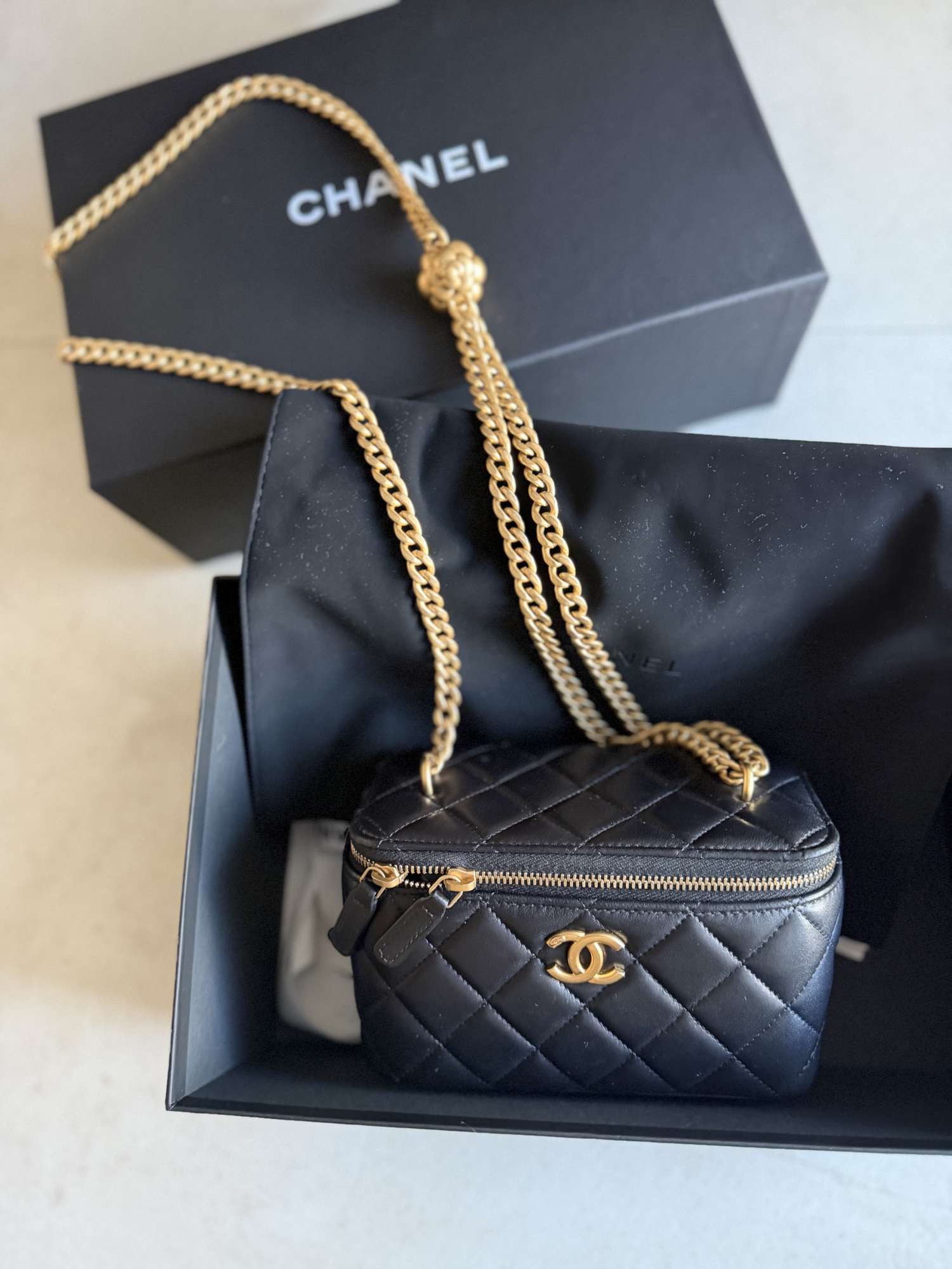 Chanel vanity chain camelie