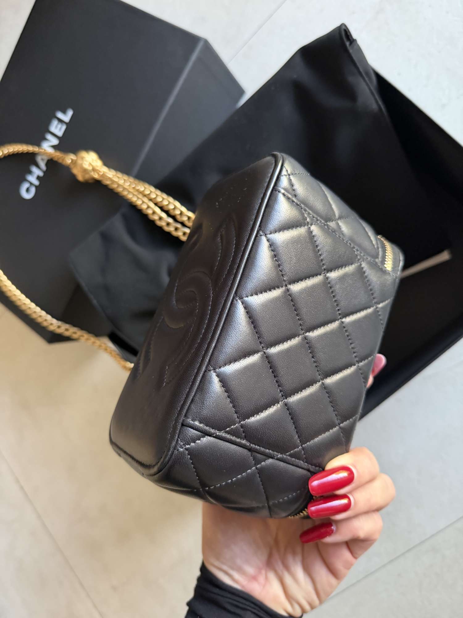 Retiazka na toaletný stolík Chanel Camelie