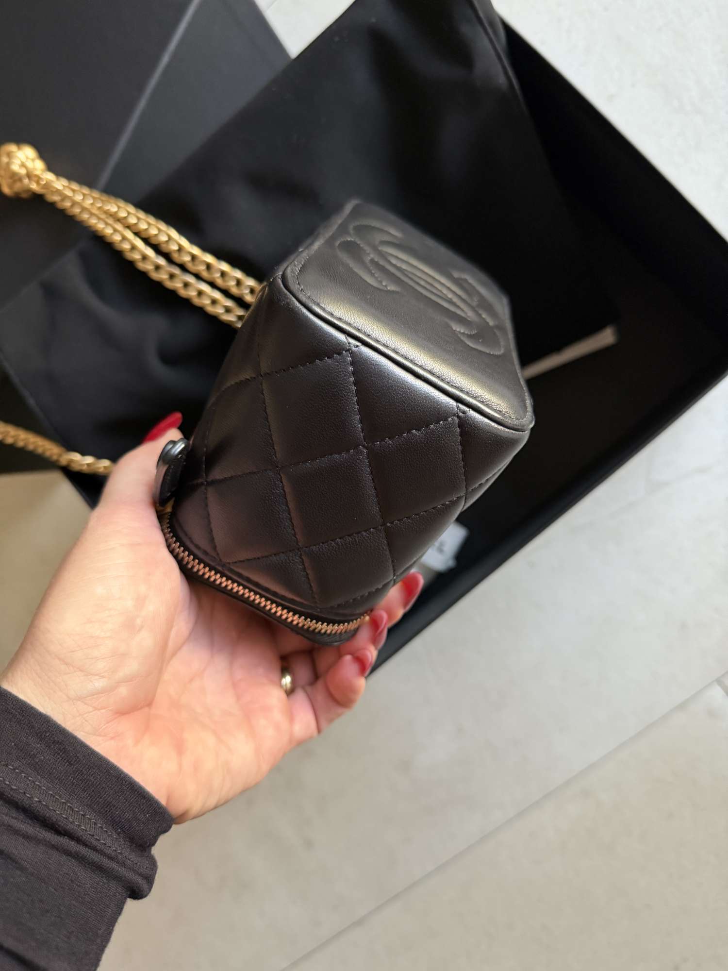 Retiazka na toaletný stolík Chanel Camelie