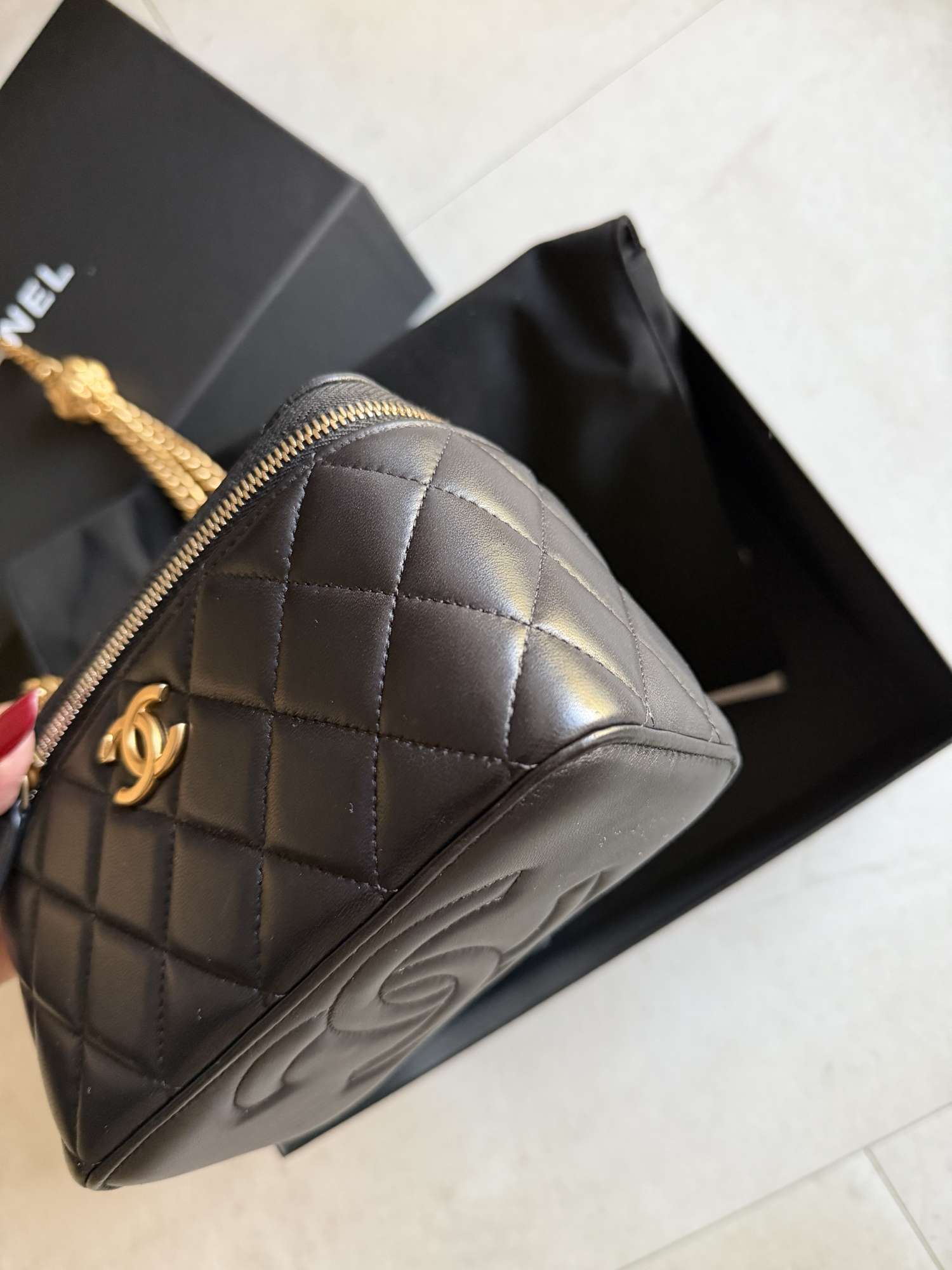 Retiazka na toaletný stolík Chanel Camelie