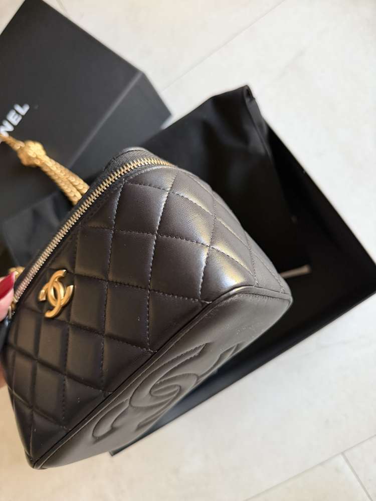 Retiazka na toaletný stolík Chanel Camelie